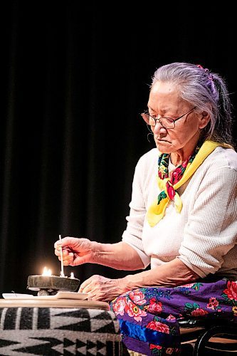 MIKAELA MACKENZIE / FREE PRESS
	
Elder Martha Peet lights the qullig at End Homelessness Winnipeg&#x573; conference at the Winnipeg Art Gallery on Tuesday, Dec. 3, 2024. 

For Nicole Buffie story.
Winnipeg Free Press 2024