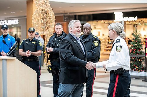 MIKAELA MACKENZIE / FREE PRESS
	
CF Polo Park general manager Peter Havens shakes inspector Jennifer McKinnon&#x573; hand at the announcement of increased police presence in shopping malls during the holiday shopping season at Polo Park mall on Wednesday, Dec. 4, 2024. 

For Eric story.
Winnipeg Free Press 2024