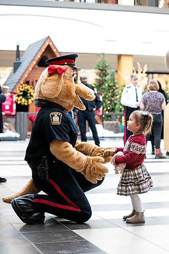 MIKAELA MACKENZIE / FREE PRESS
	
Two-year-old Ivy says hello to Copper, the Winnipeg Police Service mascot, at the announcement of increased police presence in shopping malls during the holiday shopping season at Polo Park mall on Wednesday, Dec. 4, 2024. 

For Eric story.
Winnipeg Free Press 2024