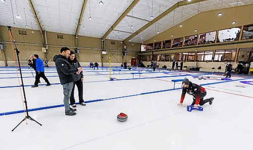 MIKE DEAL / FREE PRESS
David Murdoch, Curling Canada high performance director, and Jill Officer, the director of high performance for CurlManitoba work with skip Reid Carruthers after an announcement of a new initiative for the development of high-performance and NextGen curlers at Heather Curling Club (120 Rue Youville), Wednesday morning.
241204 - Wednesday, December 04, 2024.