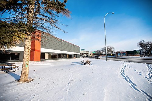 MIKAELA MACKENZIE / FREE PRESS
	
The proposed spot for a safe consumption site at a vacant space at 200 Disraeli Freeway, north of the corner of Disraeli and Henry Avenue, on Wednesday, Dec. 4, 2024.
Argyle School is across the street. 

For Chris/Tyler story.
Winnipeg Free Press 2024