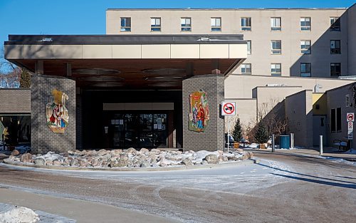 MIKE DEAL / WINNIPEG FREE PRESS
The Holy Family Home a personal care home at 165 Aberdeen Avenue, has instituted a mandatory vaccine policy for all its staff after suffering a COVID-19 outbreak involving an unvaccinated employee that infected two residents and claimed the life of a woman in her 90s. Holy Family Home, a 317-bed personal care home operated by the Sisters Servants of Mary Immaculate, issued a bulletin to families on November 19 that a COVID-19 outbreak had been declared in its St. Michael&#x2019;s-5A unit. The bulletin said the outbreak involved one staff member and one resident in her 90s who later died on Nov. 23.
211206 - Monday, December 06, 2021.