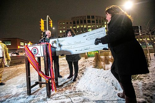 MIKAELA MACKENZIE / FREE PRESS
MMF president David Chartrand presents Christmas Cheer Board executive director Shawna Bell with a cheque for fifty thousand dollars (and Infinity Women Secretariat spokesperson Anita Campbell helps hold the novelty cheque on the right) on Thursday, Dec. 5, 2024.
Winnipeg Free Press 2024