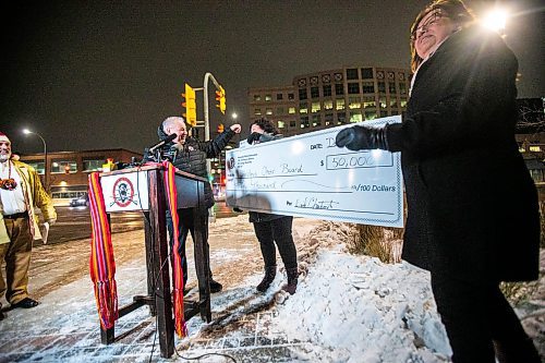 MIKAELA MACKENZIE / FREE PRESS
MMF president David Chartrand presents Christmas Cheer Board executive director Shawna Bell with a cheque for fifty thousand dollars (and Infinity Women Secretariat spokesperson Anita Campbell helps hold the novelty cheque on the right) on Thursday, Dec. 5, 2024.
Winnipeg Free Press 2024
