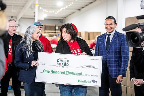 MIKAELA MACKENZIE / FREE PRESS
Families minister Nahanni Fontaine (left), Christmas Cheer Board executive director Shawna Bell, and premier Wab Kinew hold a one hundred thousand dollar cheque for the cheer board from the government of Manitoba on Friday, Dec. 6, 2024.
For Carol story.
Winnipeg Free Press 2024