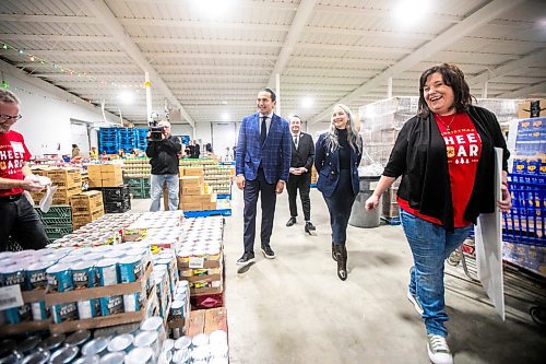 MIKAELA MACKENZIE / FREE PRESS
Premier Wab Kinew (left), families minister Nahanni Fontaine, and Christmas Cheer Board executive director Shawna Bell tour the organization after the government of Manitoba gave a cheque for one hundred thousand dollars to the cheer board on Friday, Dec. 6, 2024.
For Carol story.
Winnipeg Free Press 2024