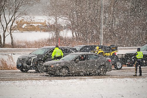 MIKE DEAL / WINNIPEG FREE PRESS
The RCMP and Winnipeg Police Service are joining forces to target impaired drivers for National Impaired Driving Enforcement Day.
Both police services conducted a joint check stop at Roblin Boulevard, westbound, on cloverleaf at the Perimeter Hwy Friday morning.
221202 - Friday, December 02, 2022.