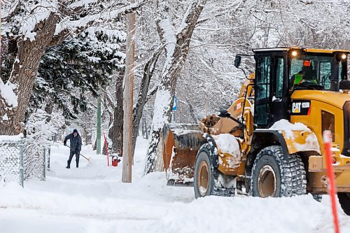 MIKE DEAL / FREE PRESS
Residences of St. Norbert start to dig out their driveways Monday morning after about 18cm of snow fell in the last 24 hours.
Standup
241209 - Monday, December 09, 2024.