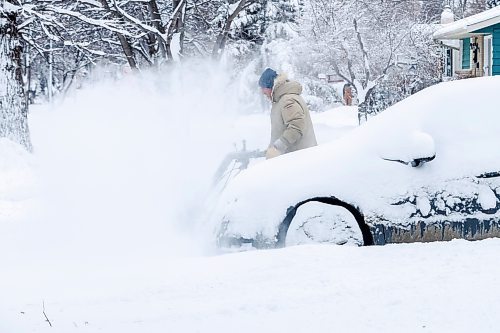 MIKE DEAL / FREE PRESS
Remi Buiss clears his driveway before taking on his snow covered car on Lemay Avenue in St. Norbert Monday morning.
Residences of St. Norbert start to dig out their driveways Monday morning after about 18cm of snow fell in the last 24 hours.
Standup
241209 - Monday, December 09, 2024.