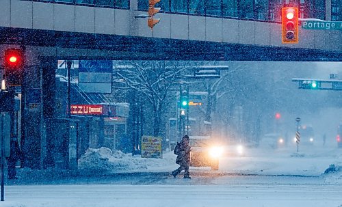 MIKE DEAL / FREE PRESS
Snowfall picks up reducing visibility in downtown Winnipeg as pedestrians cross Vaughan Street Tuesday morning.
Standup
241210 - Tuesday, December 10, 2024.