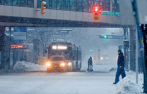 MIKE DEAL / FREE PRESS
Snowfall picks up reducing visibility in downtown Winnipeg as pedestrians cross Vaughan Street Tuesday morning.
Standup
241210 - Tuesday, December 10, 2024.