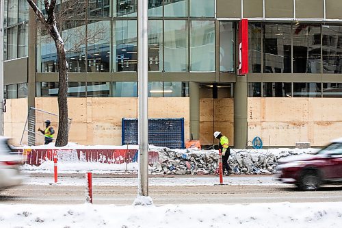 MIKAELA MACKENZIE / FREE PRESS
	
Construction workers at the south west corner of Portage and Main as the concrete barrier starts to get taken down on Tuesday, Dec. 10, 2024.


Winnipeg Free Press 2024