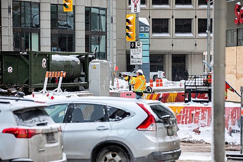 MIKAELA MACKENZIE / FREE PRESS
	
Construction workers at the south west corner of Portage and Main as the concrete barrier starts to get taken down on Tuesday, Dec. 10, 2024.


Winnipeg Free Press 2024