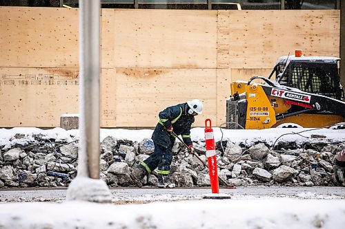 MIKAELA MACKENZIE / FREE PRESS
	
Construction workers at the south west corner of Portage and Main as the concrete barrier starts to get taken down on Tuesday, Dec. 10, 2024.


Winnipeg Free Press 2024