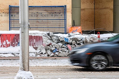 MIKAELA MACKENZIE / FREE PRESS
	
Construction workers at the south west corner of Portage and Main as the concrete barrier starts to get taken down on Tuesday, Dec. 10, 2024.


Winnipeg Free Press 2024