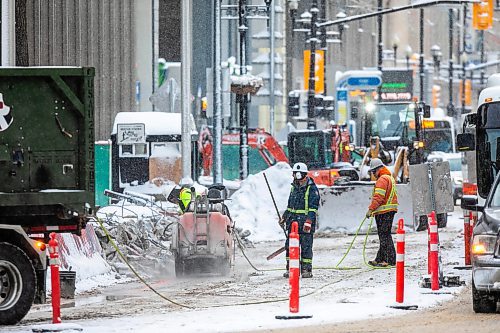 MIKAELA MACKENZIE / FREE PRESS
	
Construction workers at the south west corner of Portage and Main as the concrete barrier starts to get taken down on Tuesday, Dec. 10, 2024.


Winnipeg Free Press 2024