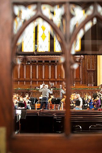 MIKAELA MACKENZIE / FREE PRESS
	
Conductor David Fallis leads the Winnipeg Symphony Orchestra during a rehearsal for Handel's Messiah at Knox United Church on Tuesday, Dec. 10, 2024.


Winnipeg Free Press 2024