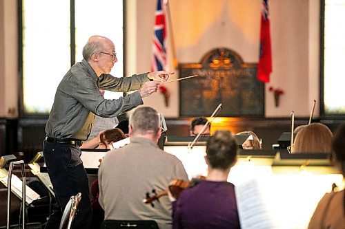 MIKAELA MACKENZIE / FREE PRESS
	
Conductor David Fallis leads the Winnipeg Symphony Orchestra during a rehearsal for Handel's Messiah at Knox United Church on Tuesday, Dec. 10, 2024.


Winnipeg Free Press 2024