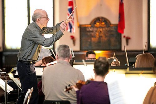 MIKAELA MACKENZIE / FREE PRESS
	
Conductor David Fallis leads the Winnipeg Symphony Orchestra during a rehearsal for Handel's Messiah at Knox United Church on Tuesday, Dec. 10, 2024.


Winnipeg Free Press 2024