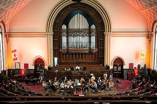 MIKAELA MACKENZIE / FREE PRESS
	
Conductor David Fallis leads the Winnipeg Symphony Orchestra during a rehearsal for Handel's Messiah at Knox United Church on Tuesday, Dec. 10, 2024.


Winnipeg Free Press 2024