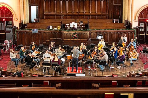 MIKAELA MACKENZIE / FREE PRESS
	
Conductor David Fallis leads the Winnipeg Symphony Orchestra during a rehearsal for Handel's Messiah at Knox United Church on Tuesday, Dec. 10, 2024.


Winnipeg Free Press 2024