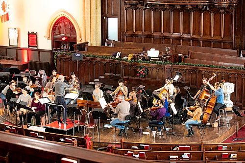 MIKAELA MACKENZIE / FREE PRESS
	
Conductor David Fallis leads the Winnipeg Symphony Orchestra during a rehearsal for Handel's Messiah at Knox United Church on Tuesday, Dec. 10, 2024.


Winnipeg Free Press 2024