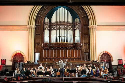 MIKAELA MACKENZIE / FREE PRESS
	
Conductor David Fallis leads the Winnipeg Symphony Orchestra during a rehearsal for Handel's Messiah at Knox United Church on Tuesday, Dec. 10, 2024.


Winnipeg Free Press 2024