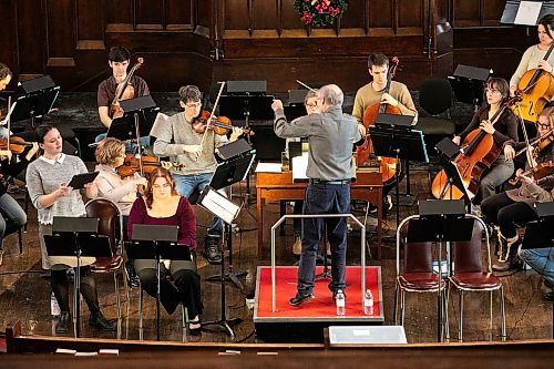 MIKAELA MACKENZIE / FREE PRESS
	
Conductor David Fallis leads the Winnipeg Symphony Orchestra during a rehearsal for Handel's Messiah at Knox United Church on Tuesday, Dec. 10, 2024.


Winnipeg Free Press 2024