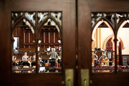 MIKAELA MACKENZIE / FREE PRESS
	
Conductor David Fallis leads the Winnipeg Symphony Orchestra during a rehearsal for Handel's Messiah at Knox United Church on Tuesday, Dec. 10, 2024.


Winnipeg Free Press 2024