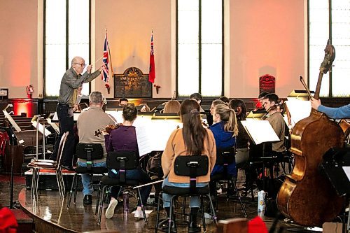 MIKAELA MACKENZIE / FREE PRESS
	
Conductor David Fallis leads the Winnipeg Symphony Orchestra during a rehearsal for Handel's Messiah at Knox United Church on Tuesday, Dec. 10, 2024.


Winnipeg Free Press 2024