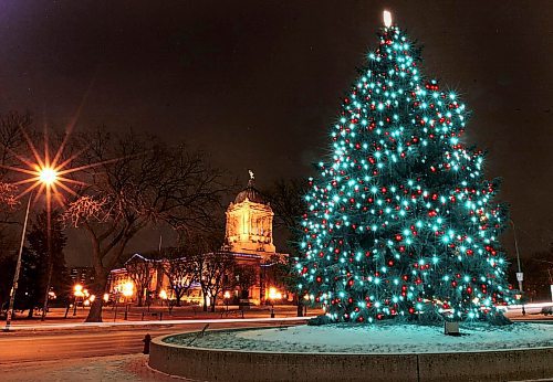 JOE.BRYKSA@FREEPRESS.MB.CA Local- The almost perfect Christmas tree in fron of the great West Life Building across from the Manitoba Legislature on a cols Saturday night in Winnipeg- JOE BRYKSA/WINNIPEG FREE PRESS- Dec 11, 2009