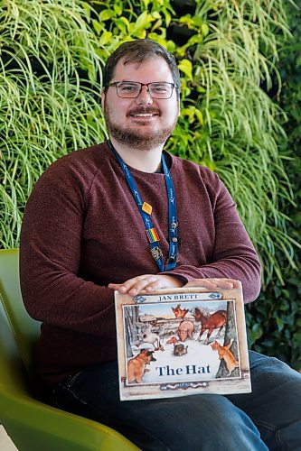 MIKE DEAL / FREE PRESS
Librarian Eric Fontaine holding his favourite festive read The Hat by Jan Brett at the Transcona Public Library.
Reporter: AV Kitching
241211 - Wednesday, December 11, 2024.