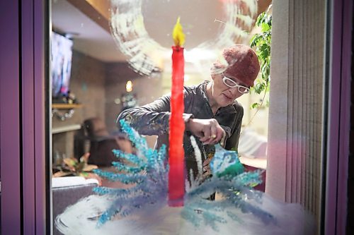 11122024
Brandon artist Anne Boychuk works on a Christmas themed window mural for Extendicare Hillcrest Place in Brandon on Wednesday afternoon. Boychuk&#x2019;s window murals can be spotted throughout the wheat city. On Friday morning Boychuk will be leading grades 11 and 12 painting students at Crocus Plains Regional Secondary School in painting window murals at the school.   (Tim Smith/The Brandon Sun)