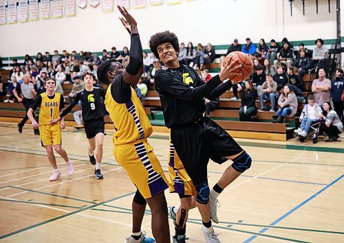 Kwali Taylor of the Neelin Spartans shoots during the opening game of the Brandon Sun Spartan Invitational varsity basketball tournament against the Virden Golden Bears at École Secondaire Neelin High School on Thursday. (Tim Smith/The Brandon Sun)