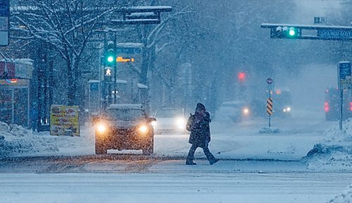 MIKE DEAL / FREE PRESS
Snowfall picks up reducing visibility in downtown Winnipeg as pedestrians cross Vaughan Street Tuesday morning.
Standup
241210 - Tuesday, December 10, 2024.