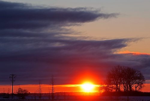 12122024
The sun rises over the horizon east of Brandon on a cold Thursday morning.    (Tim Smith/The Brandon Sun)