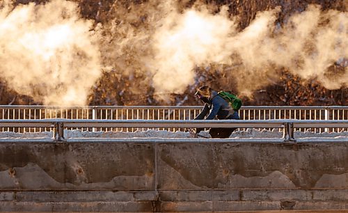 MIKE DEAL / FREE PRESS 
A cyclist makes their way over the Maryland Street Bridge despite the frigid temperature of around -20C with a windchill that makes it feel like -26C Friday morning.
Standup
241213 - Friday, December 13, 2024.