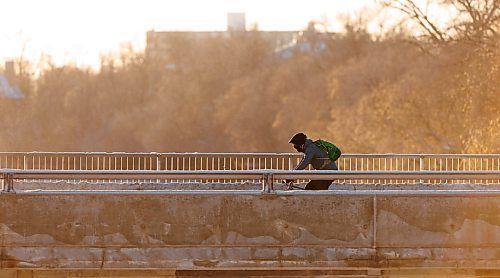 MIKE DEAL / FREE PRESS 
A cyclist makes their way over the Maryland Street Bridge despite the frigid temperature of around -20C with a windchill that makes it feel like -26C Friday morning.
Standup
241213 - Friday, December 13, 2024.