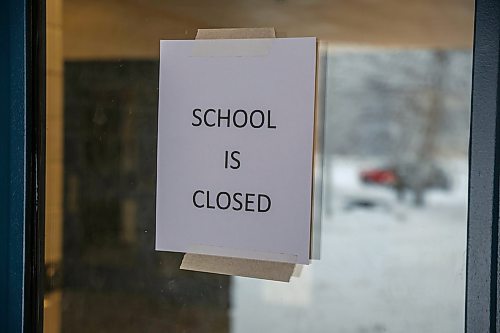 MIKE DEAL / FREE PRESS
Ecole Oak Park High School is one of two schools in Winnipeg that have cancelled classes after receiving threats via email Sunday evening. 
The closed school has &#x201c;School is closed&#x201d; signs taped to its entrances. 
241216 - Monday, December 16, 2024. 