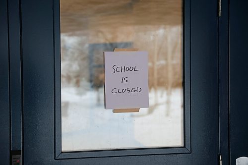 MIKE DEAL / FREE PRESS
Ecole Oak Park High School is one of two schools in Winnipeg that have cancelled classes after receiving threats via email Sunday evening. 
The closed school has &#x201c;School is closed&#x201d; signs taped to its entrances. 
241216 - Monday, December 16, 2024. 