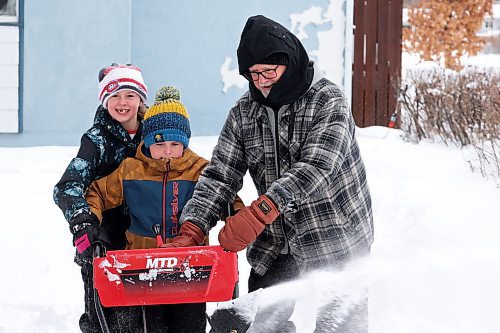 16122024
Siblings Paisley and Zander Livingstone use a snowblower with help from their neighbour Roger McCannel to clear fresh snow from the Livingstone family&#x2019;s walkway on Monday. 
(Tim Smith/The Brandon Sun)