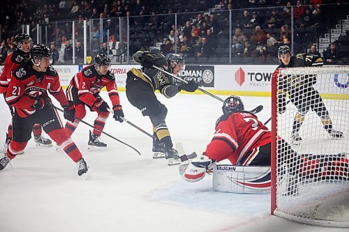 Carter Klippenstein (19) and Brady Turko (71) of the Brandon Wheat Kings try to get the puck past goalie Brady Smith (31) of the Moose Jaw Warriors during WHL action at Westoba Place on Tuesday evening. See coverage on Page B1. (Tim Smith/The Brandon Sun)