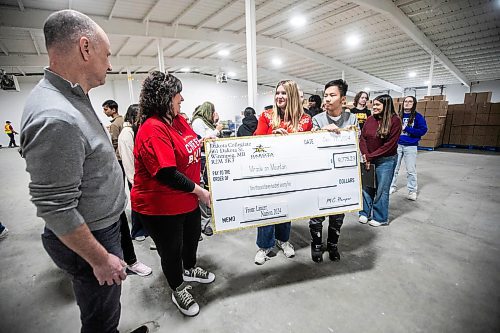 MIKAELA MACKENZIE / FREE PRESS
	
Free Press editor Paul Samyn (left) and Cheer Board executive director Shawna Bell accept a cheque from Dakota Collegiate grade 12 students Taylor Pritchard and Derek Tieu as part of Miracle on Mountain on Tuesday, Dec. 17, 2024.


Winnipeg Free Press 2024