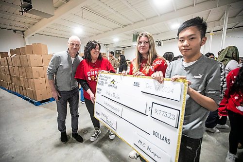 MIKAELA MACKENZIE / FREE PRESS
	
Free Press editor Paul Samyn (left) and Cheer Board executive director Shawna Bell accept a cheque from Dakota Collegiate grade 12 students Taylor Pritchard and Derek Tieu as part of Miracle on Mountain on Tuesday, Dec. 17, 2024.


Winnipeg Free Press 2024