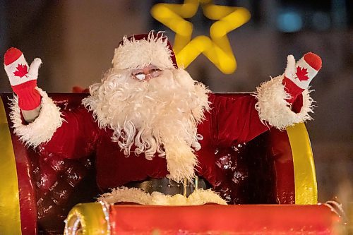 BROOK JONES / WINNIPEG FREE PRESS
Santa Claus waving to the crowd as he arrives in Winnipeg ahead of the Chrsitmas season. The Jolly Old Elf was participating in the Manitoba Hydro Santa Claus Parade in Winnipeg, Man., Saturday, Nov. 18, 2023. The Santa Claus parade has run annually in Winnipeg since the former Eaton&#x2019;s department store organized the first one in 1909.