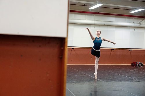 Julianna Generoux looks at her reflection in the mirror while warming up during a lesson with other Royal Winnipeg Ballet dancers ahead of their Nutcracker matinee in Vancouver, on December 14, 2024. Paige Taylor White/Free Press