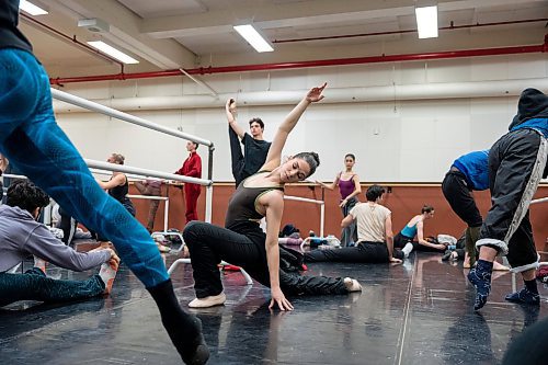 Jaimi Deleau warms up during a lesson with other Royal Winnipeg Ballet dancers ahead of their Nutcracker matinee in Vancouver, on December 14, 2024. Paige Taylor White/Free Press