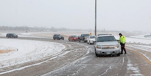 MIKE DEAL / WINNIPEG FREE PRESS
The RCMP and Winnipeg Police Service are joining forces to target impaired drivers for National Impaired Driving Enforcement Day.
Both police services conducted a joint check stop at Roblin Boulevard, westbound, on cloverleaf at the Perimeter Hwy Friday morning.
221202 - Friday, December 02, 2022.