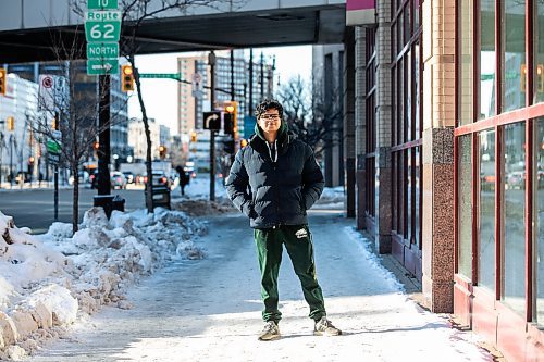 MIKAELA MACKENZIE / FREE PRESS
	
Josh Nepinak, founder of Wiigiishin Giiwiigeenahn (a grassroots organization doing weekly community walks downtown handing out food and beverages), on Portage Avenue on Wednesday, Dec. 18, 2024.

For Janine LeGal story.
Winnipeg Free Press 2024