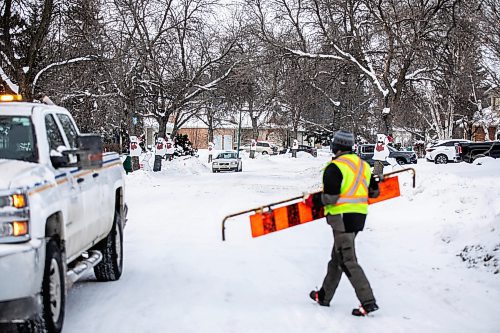 MIKAELA MACKENZIE / FREE PRESS
	
A city worker takes away the &#x4b2;oad closed&#x4e0;sign after trees had to be taken down because of damage caused by snow clearing on Hennessey Drive on Thursday, Dec. 19, 2024.

For Joyanne story.
Winnipeg Free Press 2024